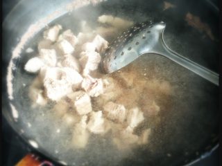 2、红酒炖牛肉,牛腩切块，冷水入锅，煮开去掉血水。捞起晾凉待用