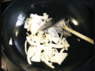 3、红酒炖牛肉,加入少许色拉油，温度稍热的时候放入洋葱爆炒出香味