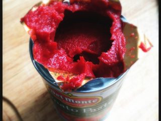 5、红酒炖牛肉,加入番茄酱翻炒片刻