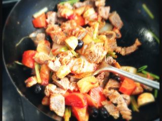 6、红酒炖牛肉,加入牛肉和橄榄上色后