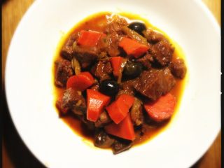 8、红酒炖牛肉,煮开后改中火，慢炖2至3个小时。收汁后出锅。