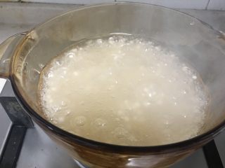 3、芒果黑米椰奶西米露,大火烧煮水后倒入西米露，西米露购买时选择干净的，一定不要用水冲洗。