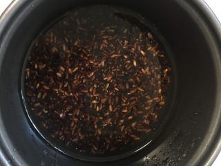 7、芒果黑米椰奶西米露,黑糯米加入白糖电饭锅里煮熟。