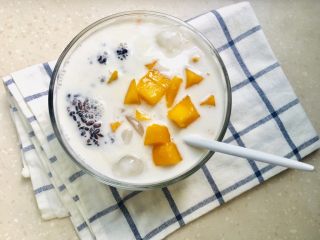 12、芒果黑米椰奶西米露,港式经典甜点在家即可享受。