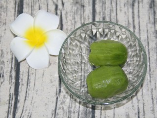 3、奇异果酸奶昔,奇异果去皮