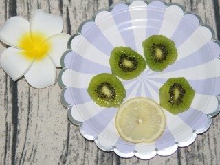 4、奇异果酸奶昔,切成四片薄片，柠檬切一片，待用