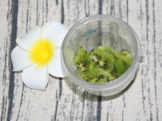 5、奇异果酸奶昔,剩下的奇异果切成小块，放入榨汁杯