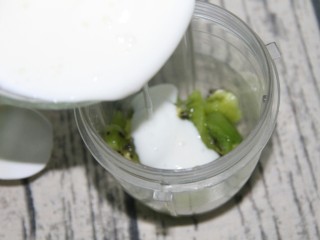 6、奇异果酸奶昔,再倒入酸奶