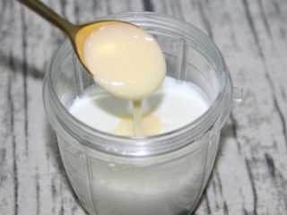 7、奇异果酸奶昔,放入一勺炼乳，大概5g