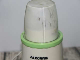 8、奇异果酸奶昔,用榨汁机榨成汁