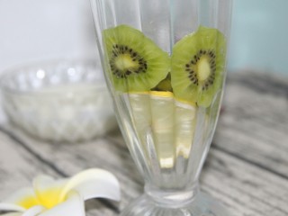 10、奇异果酸奶昔,把切好的奇异果片和柠檬片贴到杯壁上装饰用