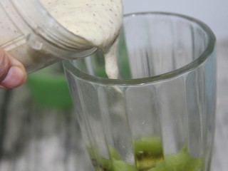 11、奇异果酸奶昔,倒入榨好的奶昔