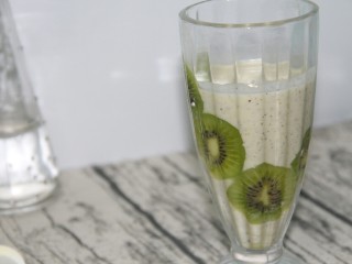 12、奇异果酸奶昔,放在一旁待用