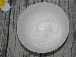 15、奇异果酸奶昔,打发到奶油有纹路