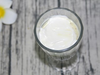 16、奇异果酸奶昔,倒入杯中