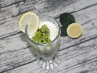 17、奇异果酸奶昔,上面再放点奇异果块和一片柠檬装饰