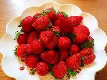 2、韩式—草莓蛋糕卷,沥乾水份，轻轻的擦乾备用。