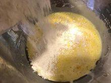 4、韩式—草莓蛋糕卷,再加入已过筛的低筋麵粉，搅拌均匀。