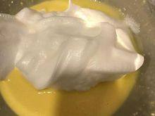 6、韩式—草莓蛋糕卷,将1/3的蛋白霜放入刚打好的蛋黄糊中，用切拌的方式轻轻搅拌均匀。（不要过度搅拌，以免消泡）