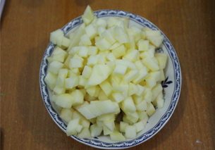 1、平平安安肉桂苹果派,苹果切小丁。