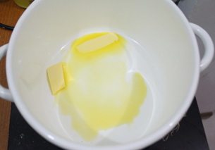 2、平平安安肉桂苹果派,黄油放入锅中加热融化。