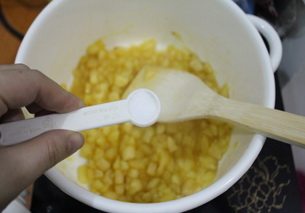 6、平平安安肉桂苹果派,煮的过程中放入盐。