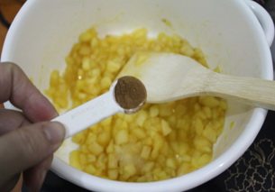 7、平平安安肉桂苹果派,放入肉桂粉。