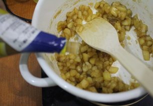 8、平平安安肉桂苹果派,熬煮到果肉变软,水分收干的时候,加入柠檬汁。