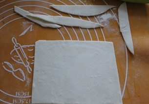 11、平平安安肉桂苹果派,切成四方形。