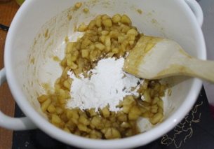 9、平平安安肉桂苹果派,在放入玉米淀粉,使果馅浓稠。