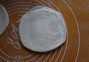 10、平平安安肉桂苹果派,飞饼皮一张,化冻,两面扑点面粉。