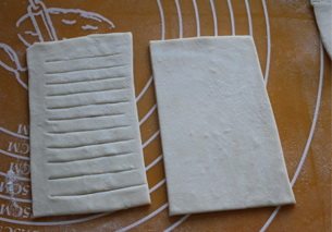 12、平平安安肉桂苹果派,在分成两份,其中一份中间切上纹路,切透,切纹路这片要比另一半大些,因为是盖在果馅上面,凸起,要大点,边缘才能对其。