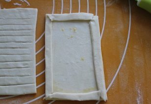 13、平平安安肉桂苹果派,在饼皮边缘刷点蛋液,用切下来的边角料围边。