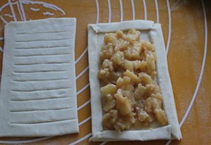 14、平平安安肉桂苹果派,放上果馅。