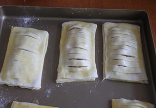 15、平平安安肉桂苹果派,在边缘在刷蛋液,盖上另一片饼皮,表面刷蛋液。