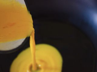 3、培根鸭蛋杂蔬炒饭,陶瓷炒锅烧热后,倒入20克花生油烧至6成热时,加入打散后搅拌均匀的鸭蛋液;