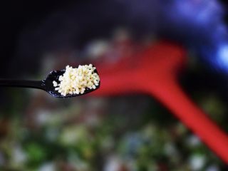 9、培根鸭蛋杂蔬炒饭,这个时候就可以加入适量的盐和味精了,然后再把所有的食材继续翻炒片刻,让所有的食材入味;