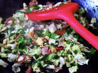 10、培根鸭蛋杂蔬炒饭,继续翻炒片刻后、当所有的食材入味后;