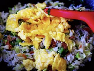 12、培根鸭蛋杂蔬炒饭,这个时候把提前炒好的鸭蛋倒入锅中;