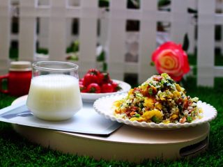 14、培根鸭蛋杂蔬炒饭,香浓可口的培根鸭蛋杂蔬炒饭就做好了,真的是满屋飘香哟,配上一杯牛奶和新鲜的小番茄和芒果,舒坦;