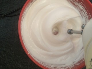 2、奶油生日蛋糕（无需抹面）,打发蛋白到中性发泡。