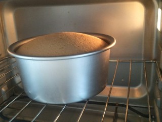 12、奶油生日蛋糕（无需抹面）,等蛋糕烤好，晾凉后切成2cm的切片