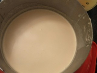 18、奶油生日蛋糕（无需抹面）,先倒入一层奶油糊