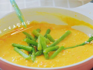 5、南瓜蔬菜浓汤 宝宝辅食，胡萝卜+奶粉+芦笋,等煮沸腾，加入芦笋，煮2下即可出锅。