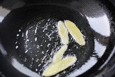 1、奶白鲫鱼萝卜丝汤  ,炒锅烧热后放植物油至6成热，放入姜片煎一下。