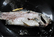 2、奶白鲫鱼萝卜丝汤  ,将鲫鱼慢慢滑入锅中，中火将鱼煎黄后翻面也煎黄。