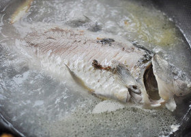 3、奶白鲫鱼萝卜丝汤  ,倒入足量凉水，大火烧开后转中火煮约10分钟。