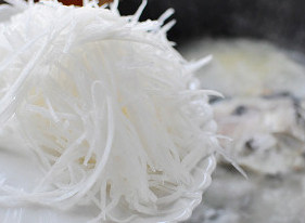 4、奶白鲫鱼萝卜丝汤  ,白萝卜去皮切丝，倒入萝卜丝再煮三四分钟。