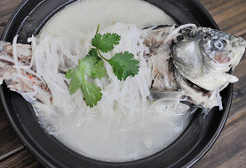 5、奶白鲫鱼萝卜丝汤  ,调入盐和白胡椒粉，撒上香菜即可。