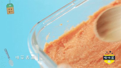 4、山药蒸肉,把肉泥放入容器中，用勺子抹平表面。